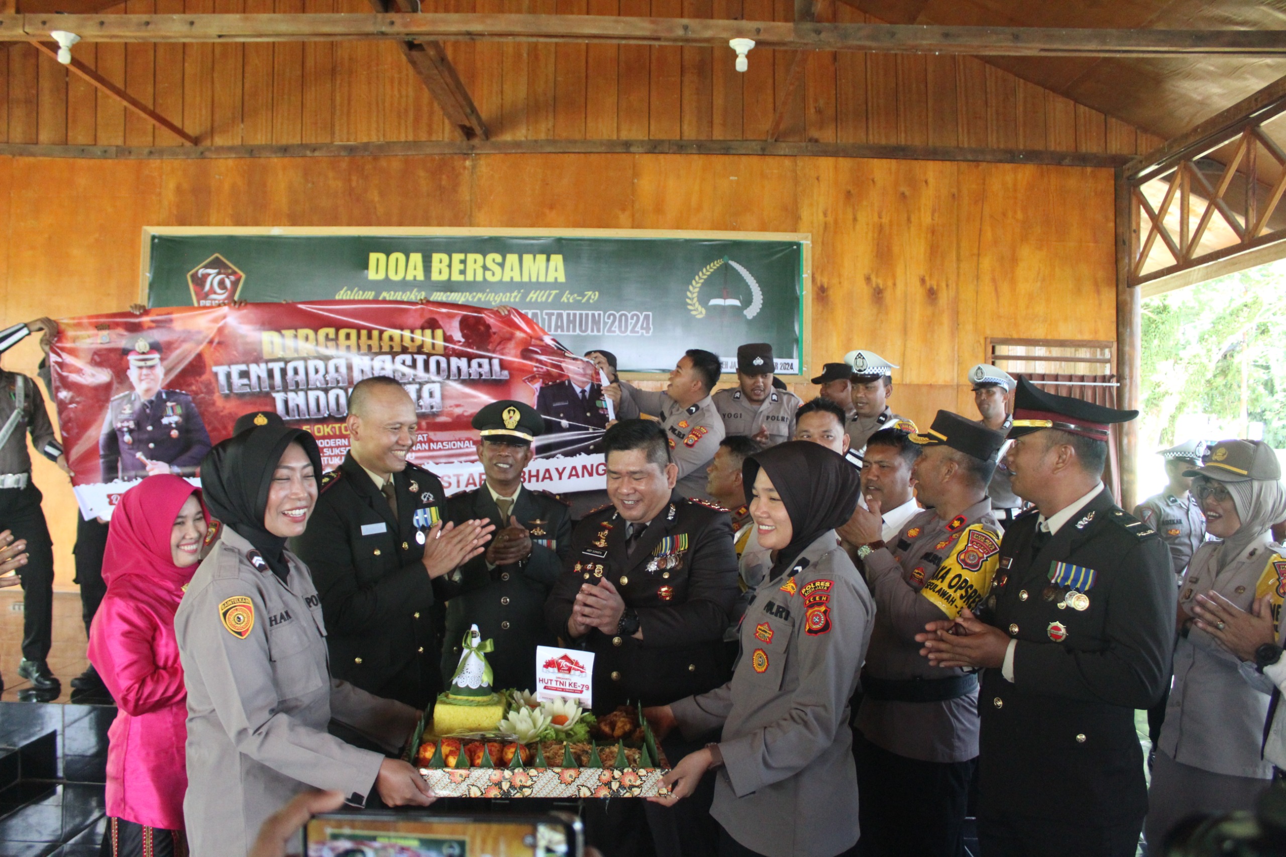 Kapolres Aceh Jaya Bersama Staf dan Jajaran Berikan Surprise Kepada Dandim 0114/AJ pada Hut TNI Ke-79