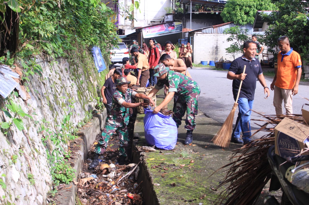Karya Bhakti HUT ke-79 TNI: Bersama Warga TNI Ciptakan Lingkungan Bersih