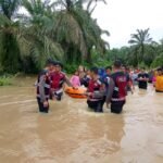 Tanggap Bencana, Personel Samapta Polres Aceh Selatan Bantu Evakuasi Masyarakat Korban Banjir