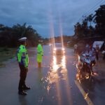 Jamin Kelancaran Arus Lalu Lintas, Sat Lantas Polres Aceh Selatan Lakukan Pengaturan di Lokasi Banjir