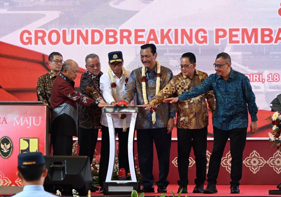 Luhut Binsar Pandjaitan Didampingi Budi Karya Sumadi Meresmikan Bandara Dhoho di Kabupaten Kediri, Jawa Timur