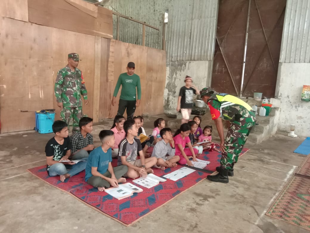 Pasca Banjir, Koramil 09/Trumon Tengah dan PGRI Gelar Kegiatan Pendidikan untuk Anak-Anak Pengungsi