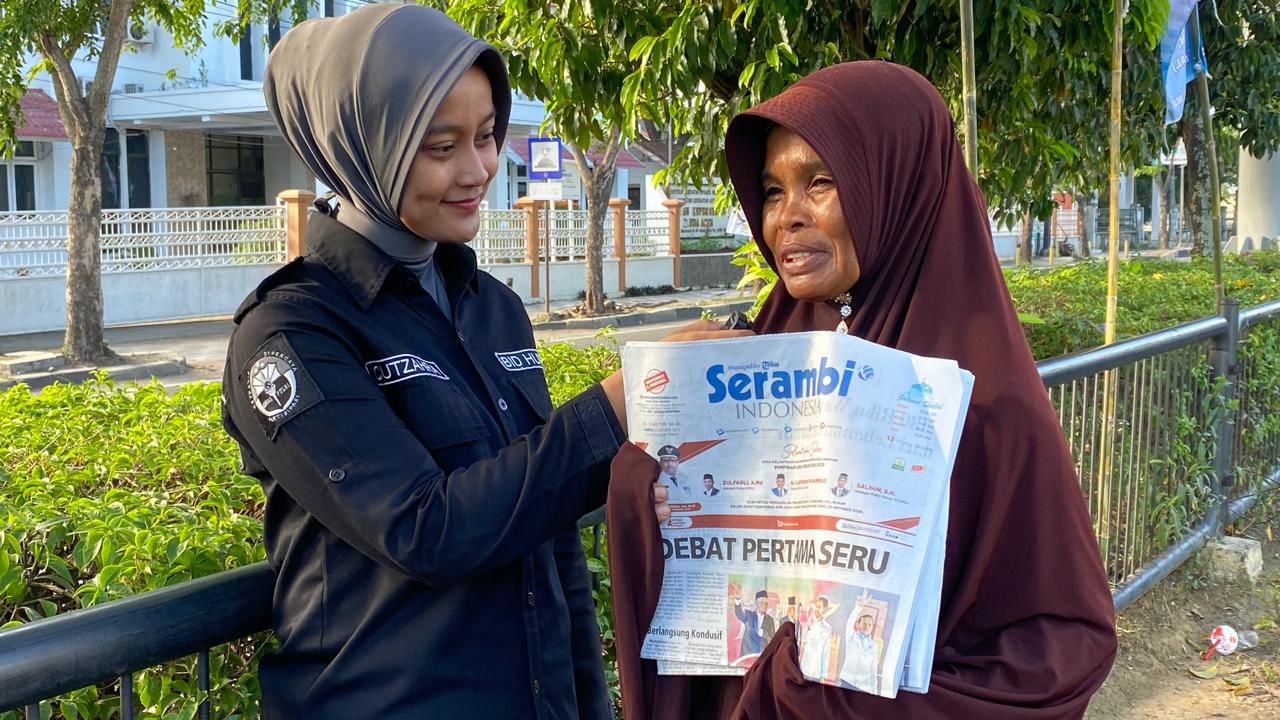 Sambut Hari Jadi ke 73 Humas Polri, Bidhumas Polda Aceh Gelar Bakti Sosial Bagi Sembako Kepada Loper Koran