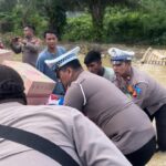 Guna Menjaga Keselamatan Pengguna Jalan, Satlantas Polres Aceh Selatan Tetap Siaga di Lokasi Banjir