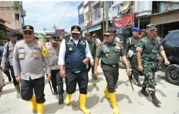 Pangdam Iskandar Muda Bersama Pj. Gubernur Aceh dan Kapolda Aceh Tinjau Lokasi Banjir di Aceh Tamiang