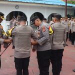 Kapolres Aceh Selatan Serahkan Rompi Anti Sayat dan Senter Kepada Bhabinkamtibmas