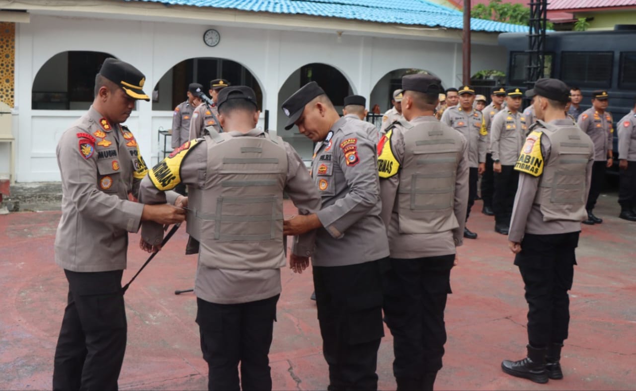 Kapolres Aceh Selatan Serahkan Rompi Anti Sayat dan Senter Kepada Bhabinkamtibmas