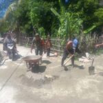 Bersama Warga Desa Air Sialang Tengah, Babinsa Koramil 05 Perbaiki Jalan Setapak