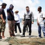 Kunjungi Nelayan Lamteungoh, Pangdam Iskandar Muda Beri Bantuan Rumpon