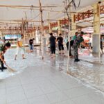 Babinsa Trumon Tengah dan Warga Gotong Royong Persiapkan Acara Maulid Nabi Muhammad SAW