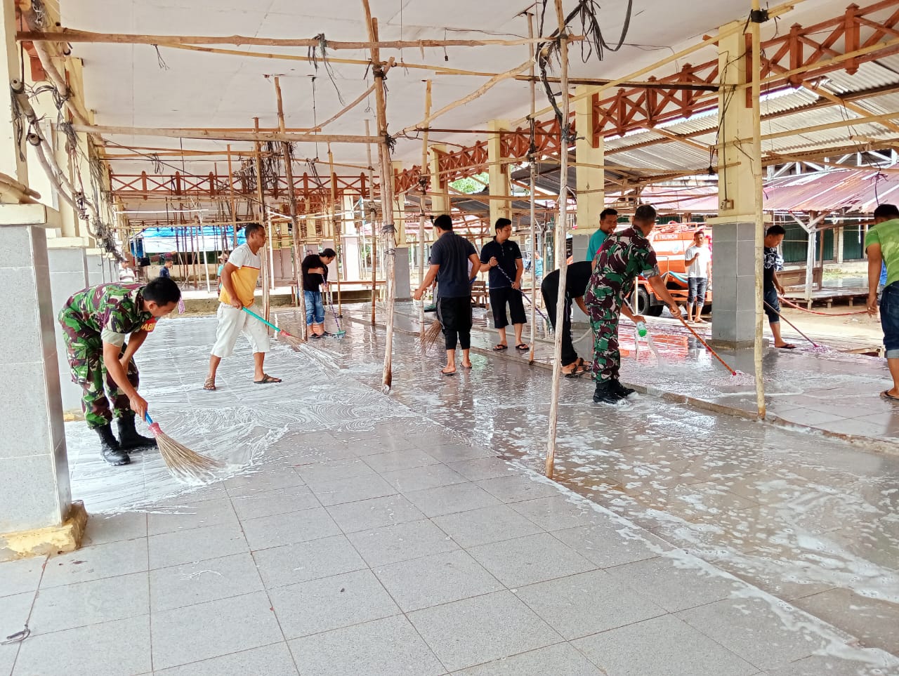 Babinsa Trumon Tengah dan Warga Gotong Royong Persiapkan Acara Maulid Nabi Muhammad SAW