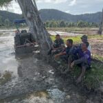 Dukung Ketahanan Pangan, Babinsa Koramil 13/Kluet Timur Gelar Komsos dengan Petani