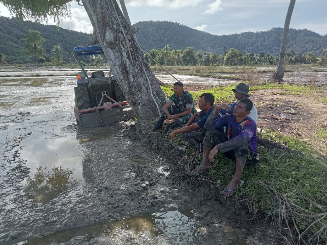 Dukung Ketahanan Pangan, Babinsa Koramil 13/Kluet Timur Gelar Komsos dengan Petani