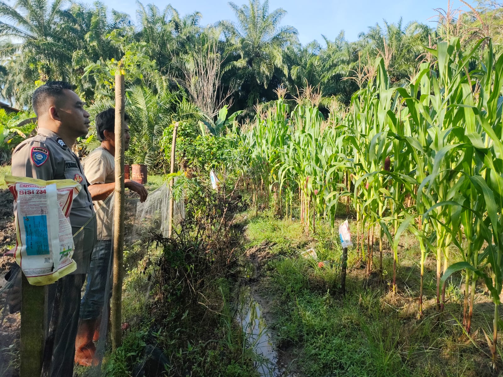 Sambangi Warga, Bhabinkamtibmas Trumon Timur Gerakan Petani Tingkatkan Ketahanan Pangan