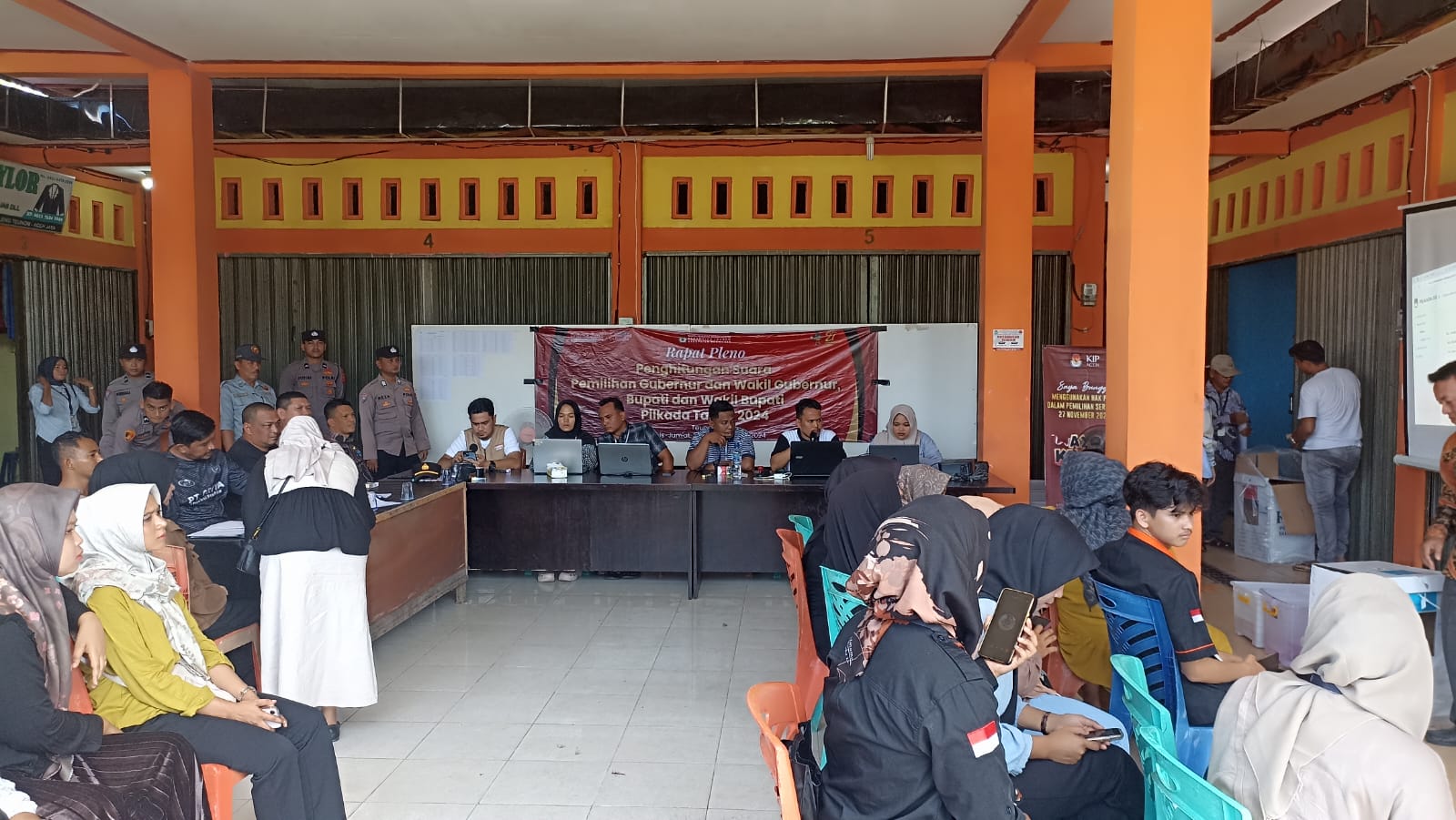 Personel PAM TPS Kecamatan Teunom Amankan Proses Rekapitulasi Suara dan Penginputan Sirekap