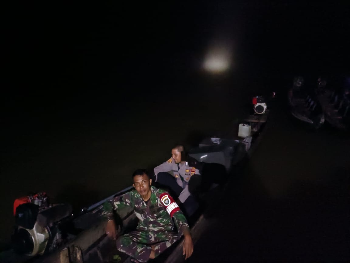 Penuh Dedikasi dan Perjuangan Babinsa Bersama Bhabinkamtibmas Kluet Tengah Kawal Kotak Suara Pilkada 2024