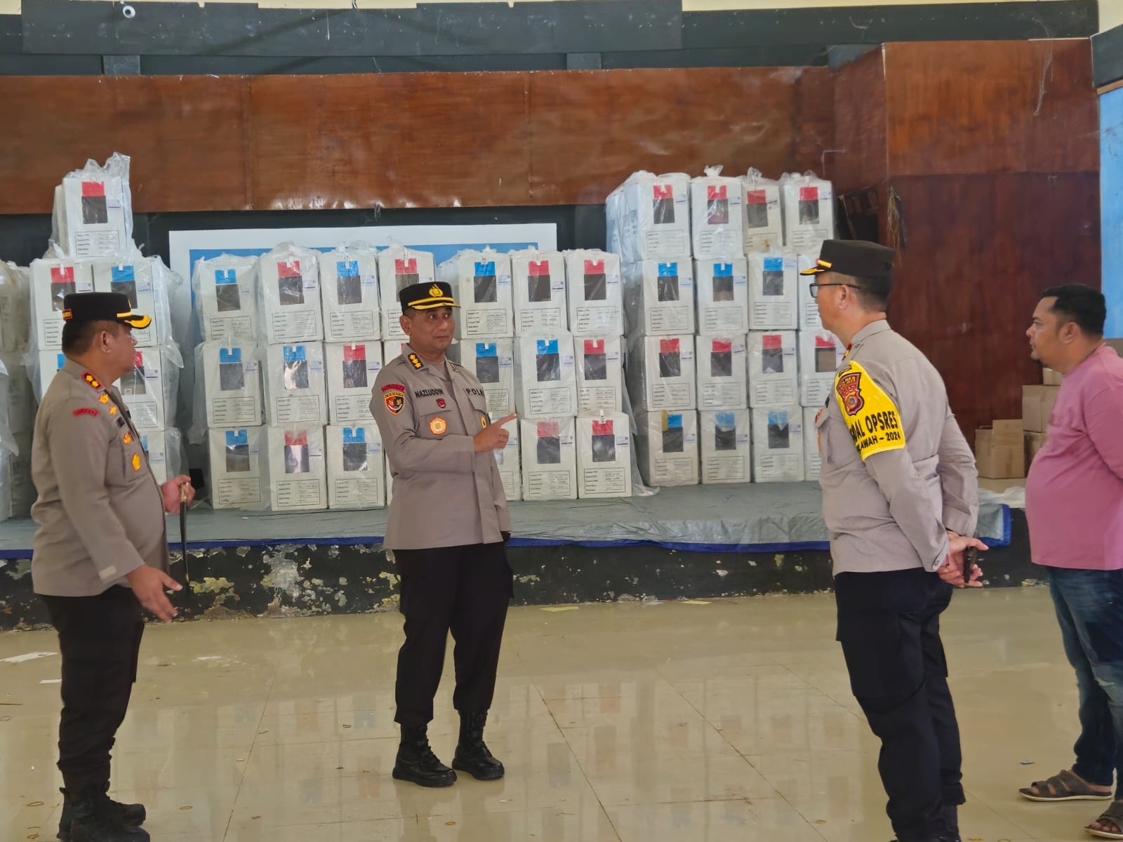 Kapolres Dampingi Pamatwil Polda Aceh Karolog Cek Kotak Suara Pilkada di Gudang Logistik KIP Aceh Jaya