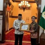 Pj Gubernur Safrizal Terima Penghargaan dari Menteri Desa PDTT RI