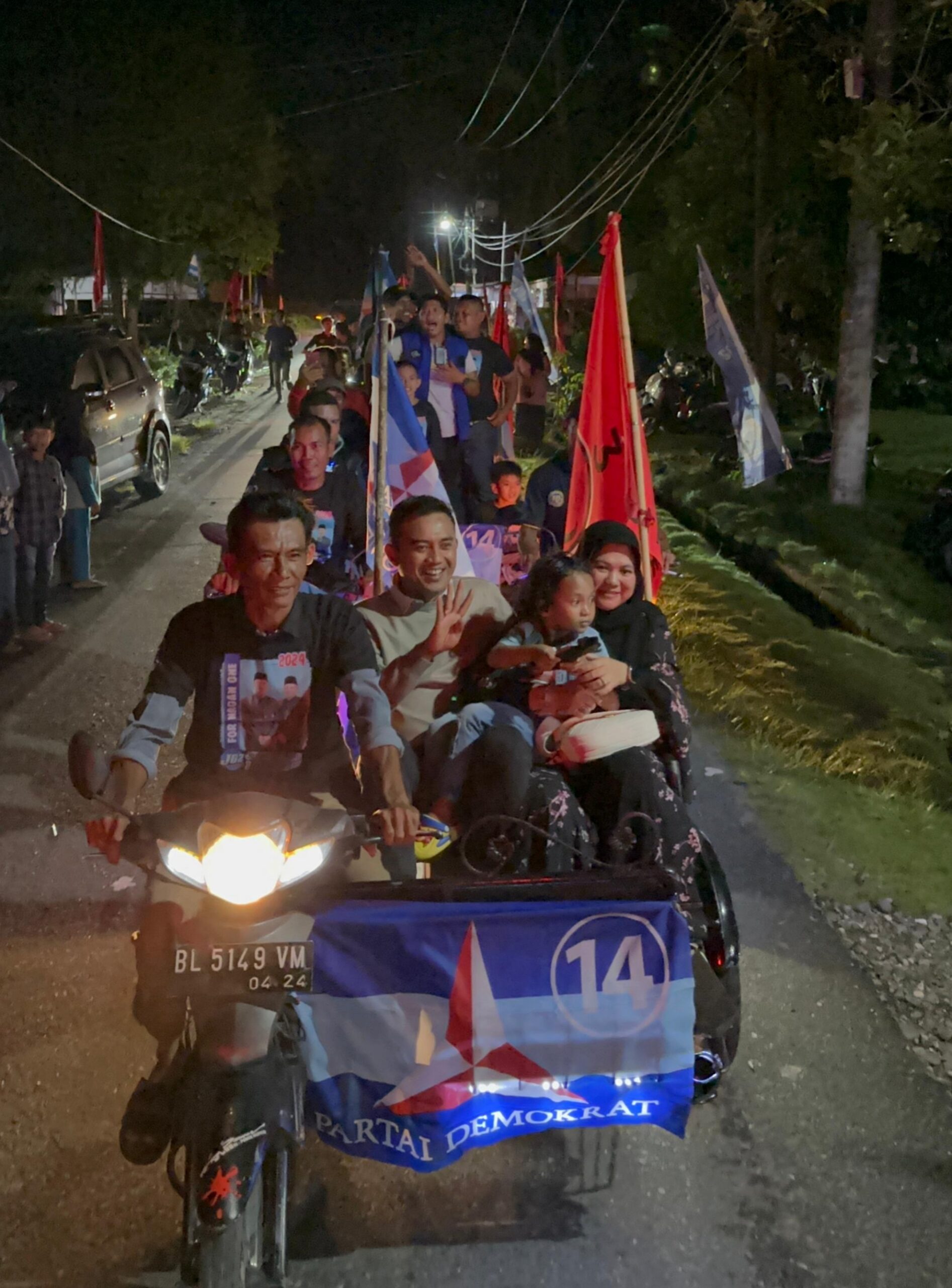 Ribuan Masyarakat Jemput Paslon JOZ Menggunakan Becak Untuk Menggelar Kampanye Terbatas