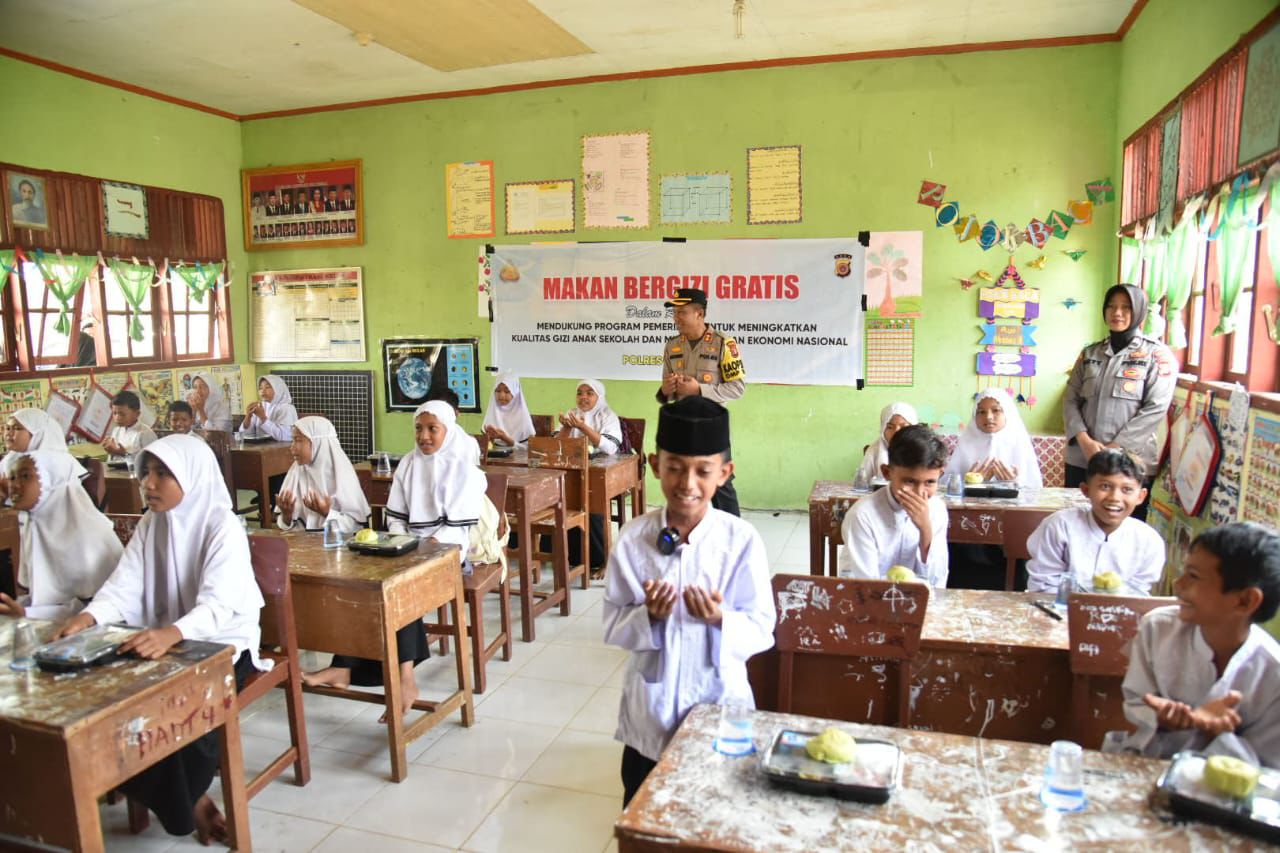 Polres Bireuen Gelar Program Makan Bergizi Gratis di SDN 17 Peusangan