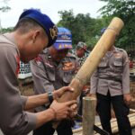 Dit Polairud Polda Jabar dan Polres Sukabumi bersama masyarakat Bangun Jembatan Darurat untuk Warga Sangrawayang dan Girimukti