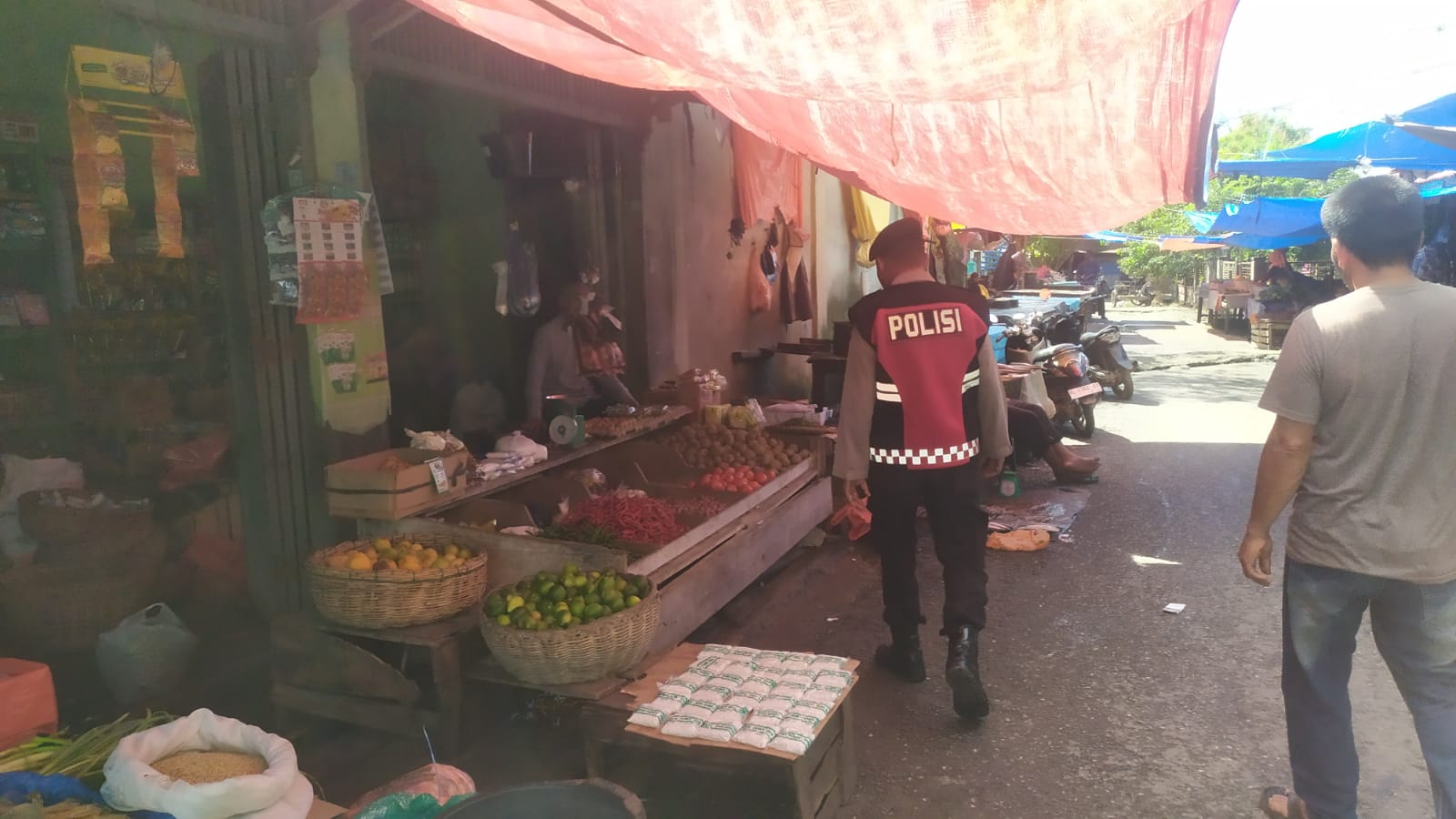 Personil Polsek Jaya Himbau Masyarakat untuk Menjaga Keamanan dan Ketertiban di Pasar