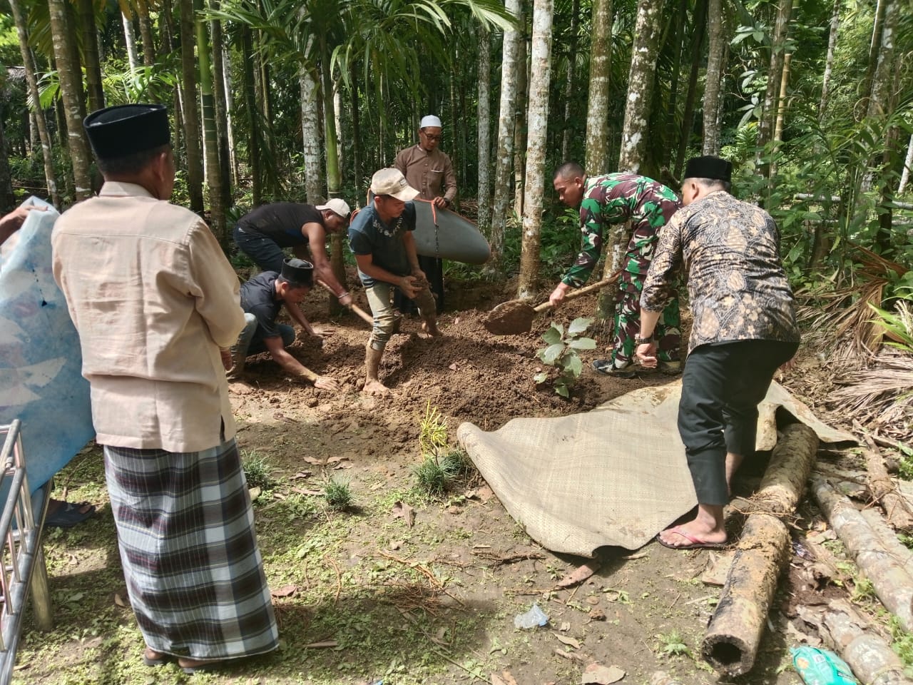 Bentuk Kepedulian, Prajurit Macan Leuser Membantu Proses Pemakaman Warga di Lhok Sialang Rayuek