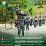 Kisah Perjuangan TNI Pikul Material Lewati Sungai Hutan Makam Pahlawan Nasional