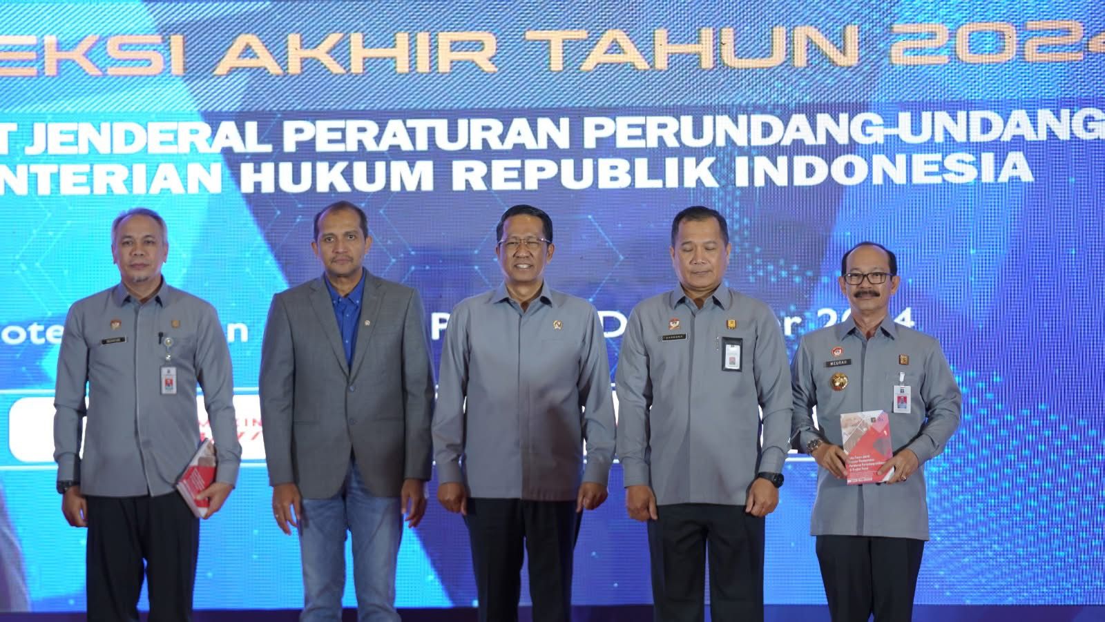 Kakanwil Kemenkum Aceh Hadiri Refleksi Akhir Tahun Ditjen PP, Terima Buku Tanya Jawab Seputar Pembentukan Peraturan