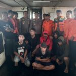 Gerak Cepat Polres Pelabuhan Makassar dan Tim Basarnas Mengevakuasi Enam Orang Korban Perahu Tenggelam