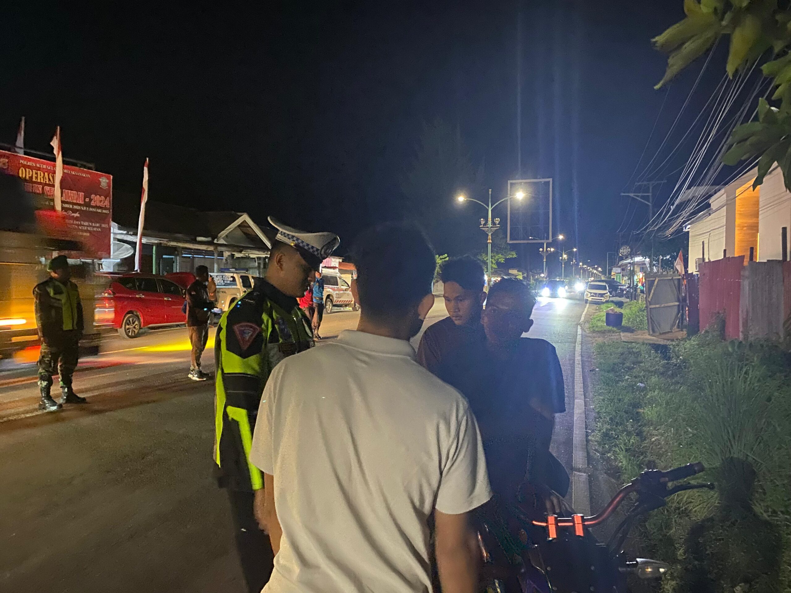 Jaga Kamtibselcarlantas Liburan Nataru, Petugas Posyan Ops Lilin Berikan Teguran kepada Pengendara