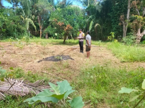 Dukung Asta Cita, Bhabinkamtibmas Polsek Labuhanhaji Timur Sambangi Kebun Warga