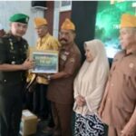 Puncak Peringatan Hari Juang TNI AD, Dandim 0105/Abar Pimpin Upacara Serta Bagikan Paket Sembako Dan Tongkat Alat Bantu Jalan Kepada Veteran