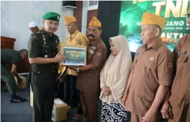 Puncak Peringatan Hari Juang TNI AD, Dandim 0105/Abar Pimpin Upacara Serta Bagikan Paket Sembako Dan Tongkat Alat Bantu Jalan Kepada Veteran