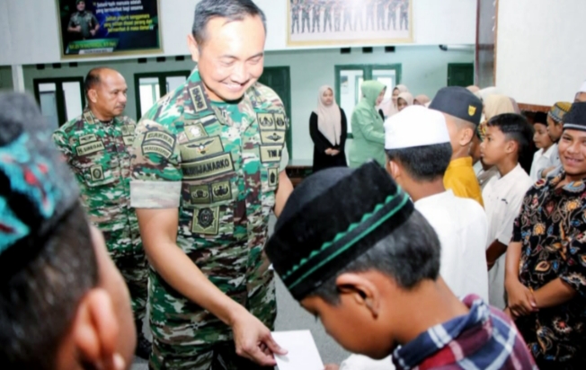 Wujud Kepedulian Sosial, Dandim 0101/KBA dan Ketua Persit KCK Berikan Santunan kepada Puluhan Anak Yatim