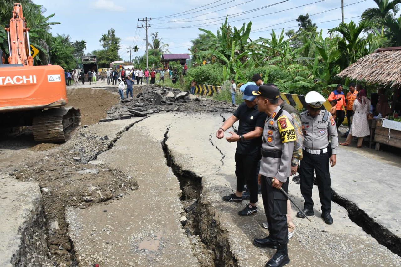 Quick Respon Kapolres Bireuen Bersama Stakeholder terkait Turun Langsung Kelokasi Jalan Longsor