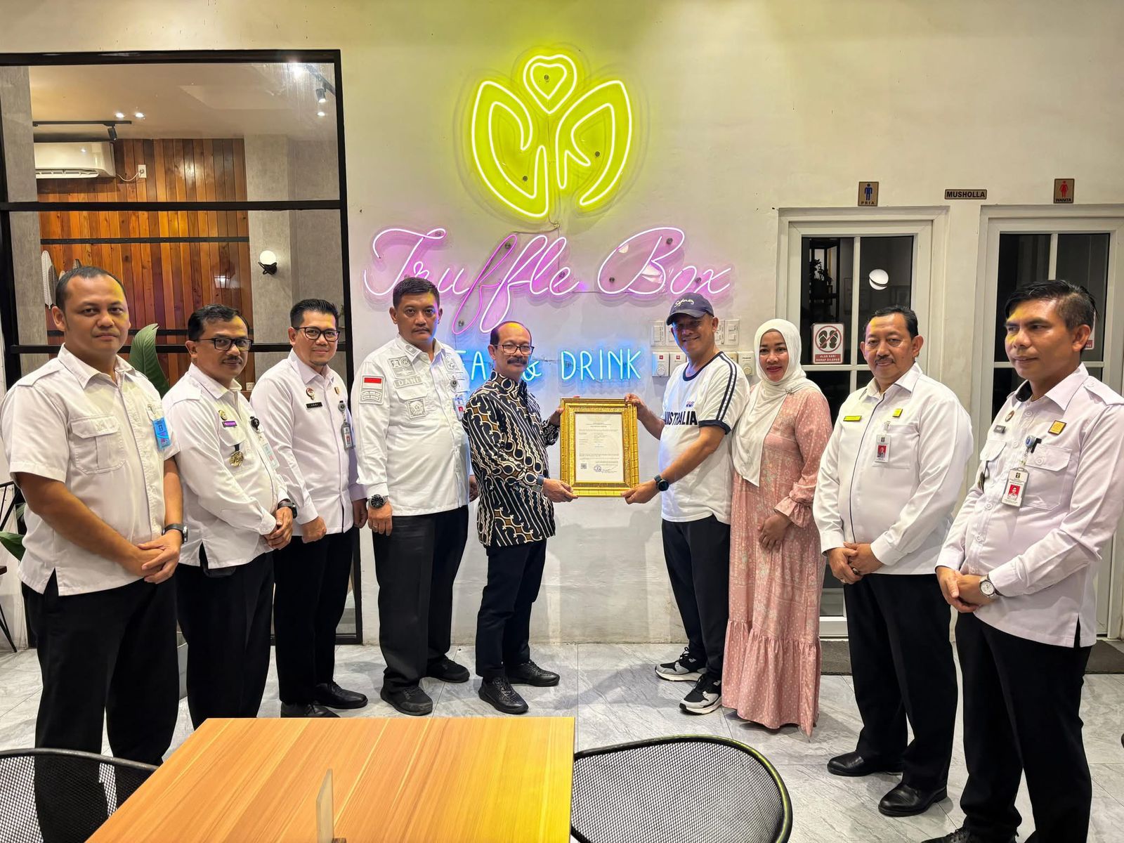 Kembali! Kakanwil Meurah Budiman Serahkan Sertifikat Merek Kepada Pelaku Usaha di Kota Langsa