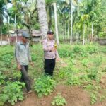 Bhabinkamtibmas Polsek Labuhanhaji Timur Aktif Sambangi Warga, Dukung Ketahanan Pangan