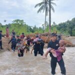 Brimob Sulteng Sigap Evakuasi Warga Terdampak Banjir dan Tanah Longsor di Kabupaten Tolitoli