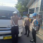 Operasi Keselamatan Seulawah 2025, Satlantas Polres Aceh Selatan Pasang Stiker Keselamatan Berlalu Lintas