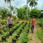 Bhabinkamtibmas Polsek Labuhanhaji Kunjungi Lahan Produktif, Ajak Warga Tingkatkan Ketahanan Pangan