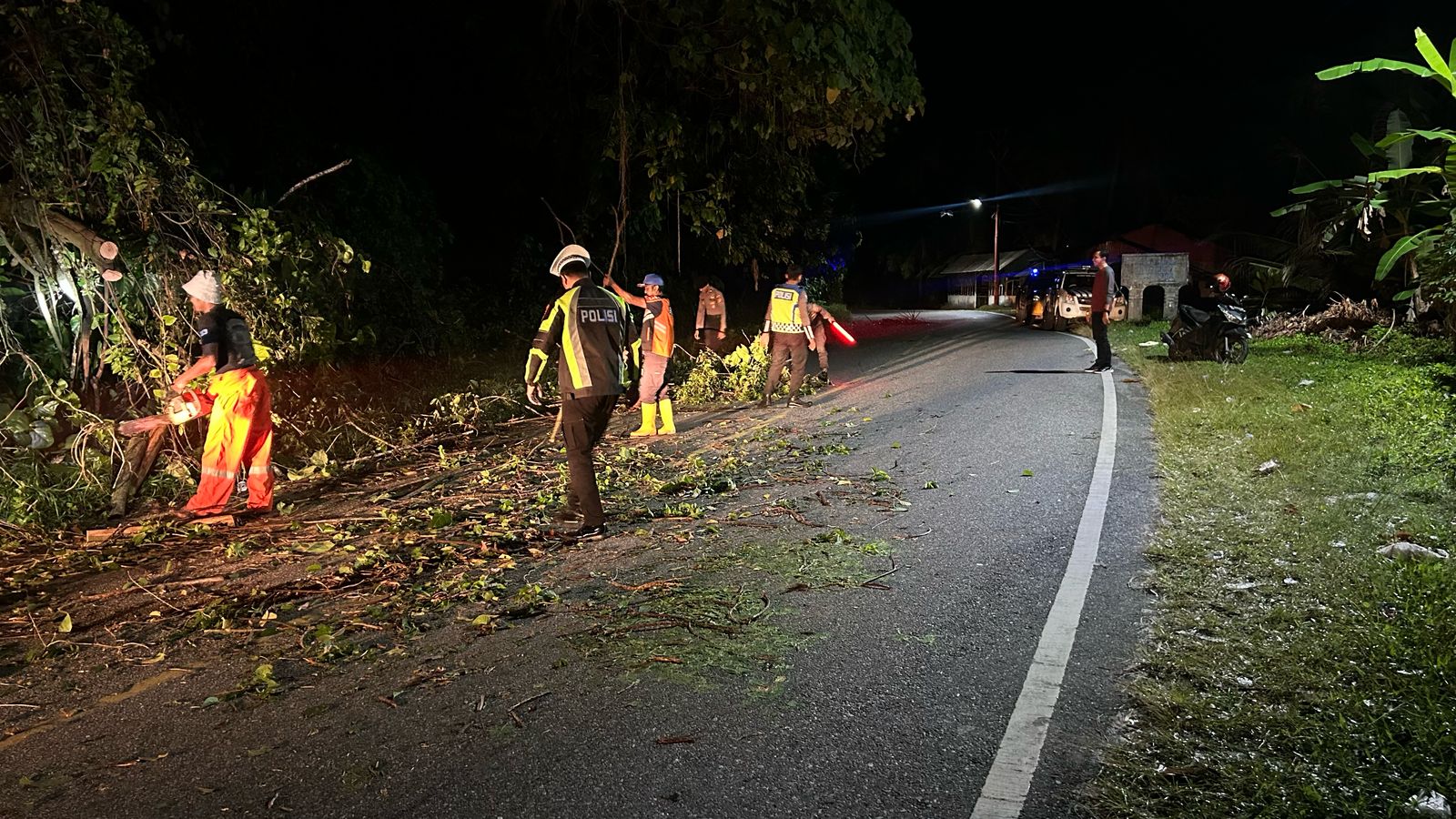 Respon Cepat Personil Polres Aceh Selatan Bersihkan Pohon Tumbang di Jalan Nasional