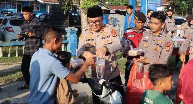 Polres Aceh Timur Tebar Berkah Ramadhan dengan Takjil Gratis