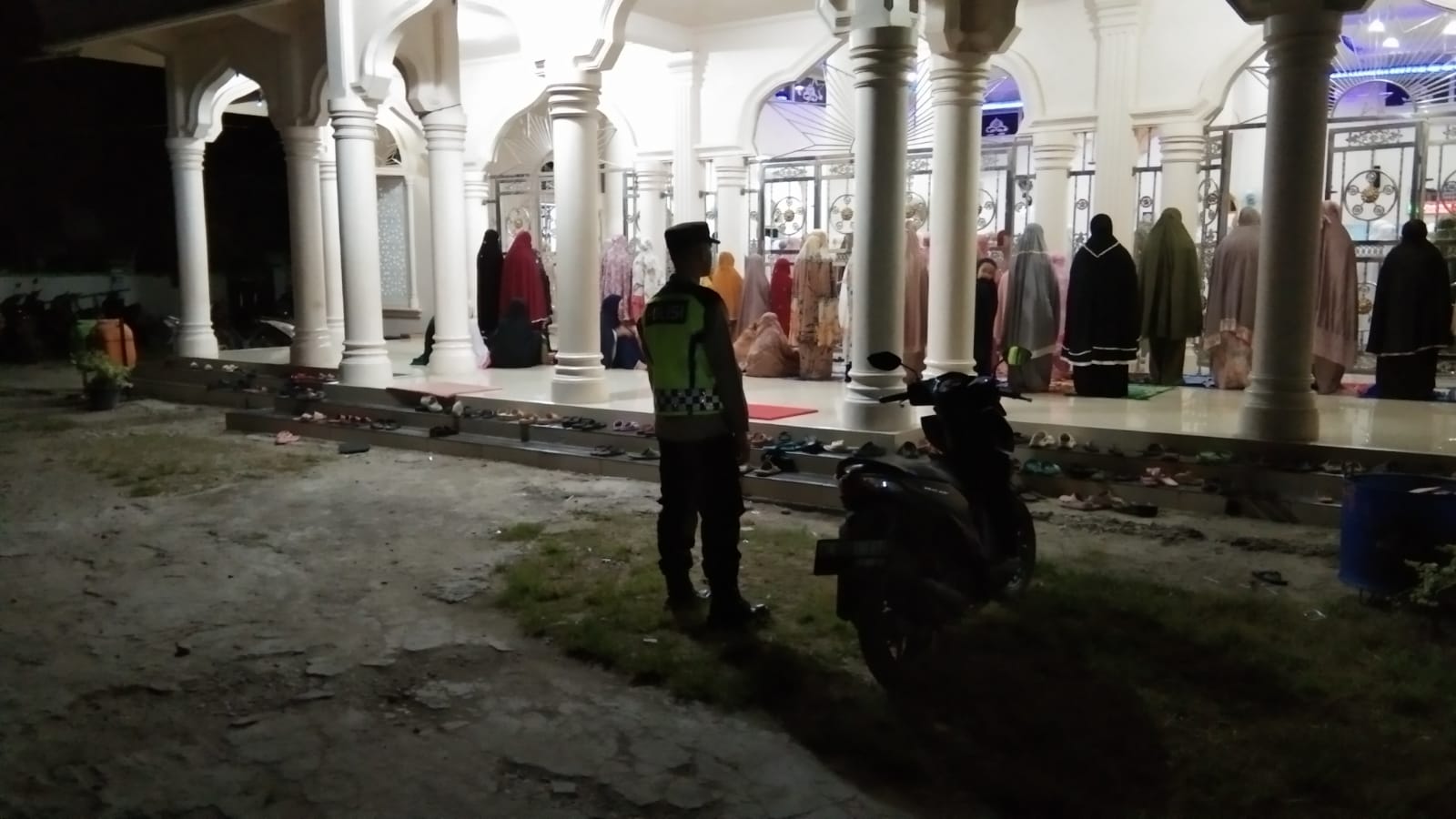 Polsek Kluet Timur Intensifkan Pengamanan Sholat Tarawih, Jaga Keamanan dan Kenyamanan Masyarakat