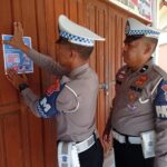Satlantas Polres Aceh Selatan Pasang Stiker Himbauan Mudik Aman dan Pelayanan Hotline 110