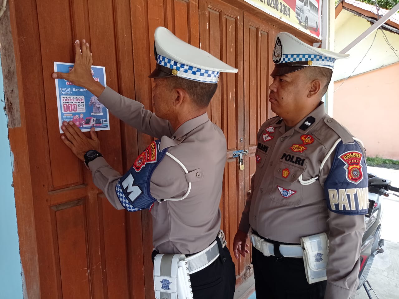 Satlantas Polres Aceh Selatan Pasang Stiker Himbauan Mudik Aman dan Pelayanan Hotline 110