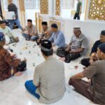 Momen kebersamaan Kapolres Aceh Selatan beserta Jamaah Sholat Taraweh