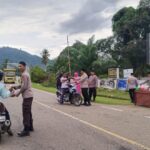 Polsek Bakongan Timur dan Bhayangkari Bagikan Takjil untuk Pengguna Jalan di Bulan Ramadan