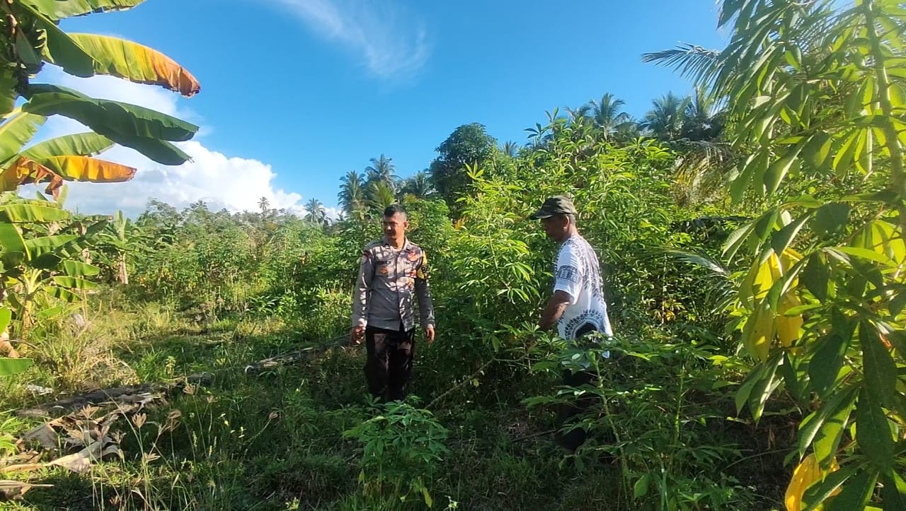 Bhabinkamtibmas Polsek Labuhanhaji Edukasi Warga Pengelolaan Pekarangan Produktif
