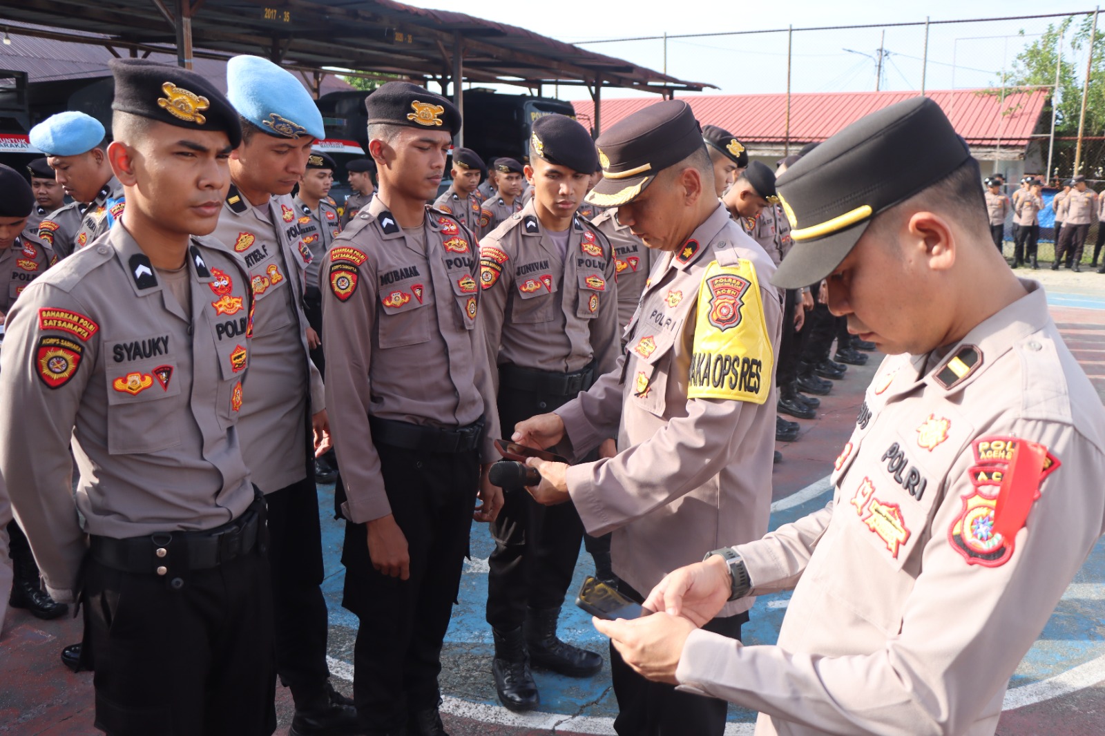 Cegah Keterlibatan Judi Online, Polres Aceh Selatan Lakukan Pengecekan HP Personil